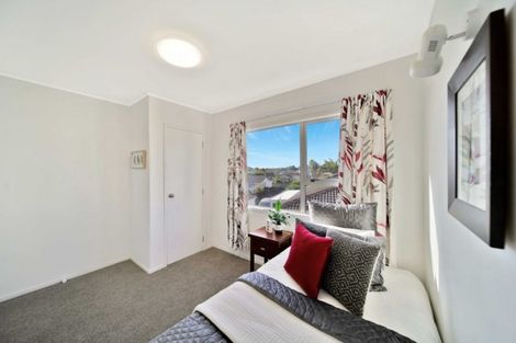 Photo of property in 2/52 Highland Park Drive, Highland Park, Auckland, 2010