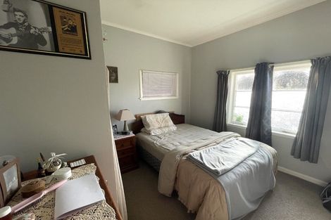 Photo of property in 813 Waitakere Road, Kumeu, 0891