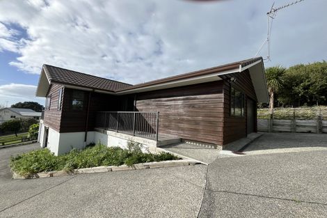 Photo of property in 20 Roberts Road, Matakatia, Whangaparaoa, 0930