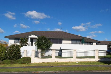 Photo of property in 2 Frank Nobilo Drive, Golflands, Auckland, 2013