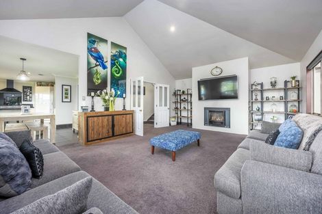 Photo of property in 15 Margaret Henry Crescent, Oteha, Auckland, 0632