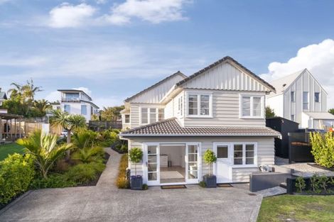 Photo of property in 28 Hanlon Crescent, Narrow Neck, Auckland, 0624