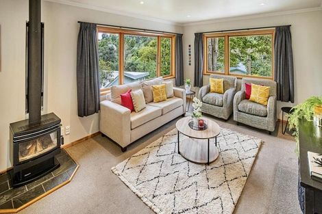 Photo of property in 24 Elmslie Road, Pinehaven, Upper Hutt, 5019