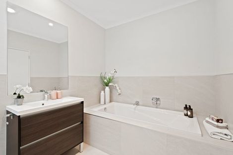 Photo of property in 42 Cambie Avenue, Red Beach, 0932