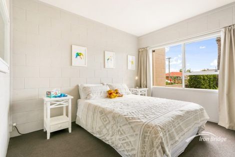 Photo of property in 3/108 East Coast Road, Forrest Hill, Auckland, 0620