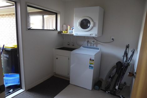 Photo of property in 15 Bosnyak Drive, Te Atatu South, Auckland, 0610