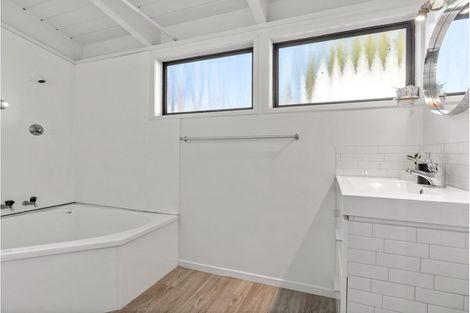 Photo of property in 30 Whangaparaoa Road, Red Beach, 0932