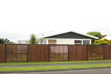 Photo of property in 15 Waiwera Place, Merrilands, New Plymouth, 4312