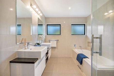 Photo of property in 7 Santa Monica Place, Goodwood Heights, Auckland, 2105