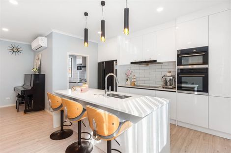 Photo of property in 33d Wairau Road, Forrest Hill, Auckland, 0627