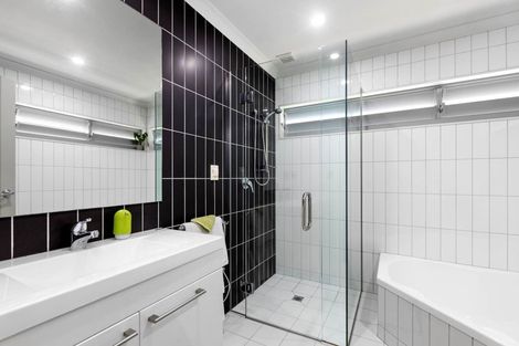 Photo of property in 70 Rising Parade, Fairview Heights, Auckland, 0632