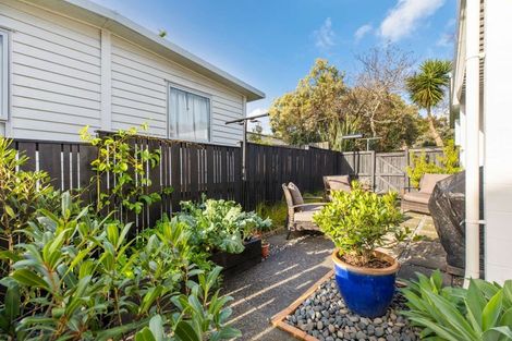 Photo of property in 2/86 Divich Avenue, Te Atatu South, Auckland, 0610