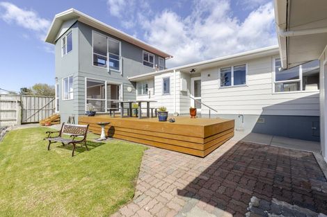 Photo of property in 100 Riversdale Drive, Merrilands, New Plymouth, 4312