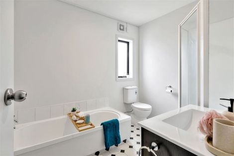 Photo of property in 84a Stewart Drive, Newlands, Wellington, 6037