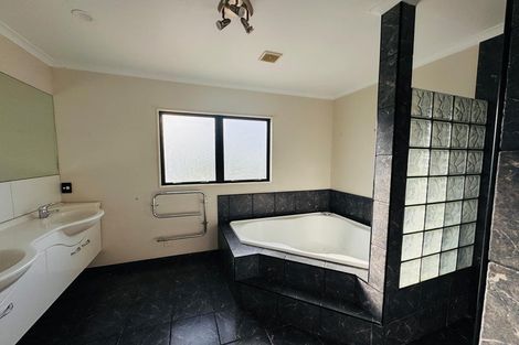 Photo of property in 69 Royal Oak Drive, Kelvin Grove, Palmerston North, 4414