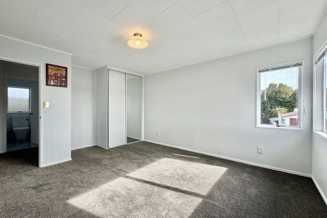 Photo of property in 1/6 Kirklow Place, Goodwood Heights, Auckland, 2105