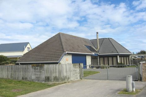 Photo of property in 5 Rangitane Grove, Waitarere Beach, Levin, 5510