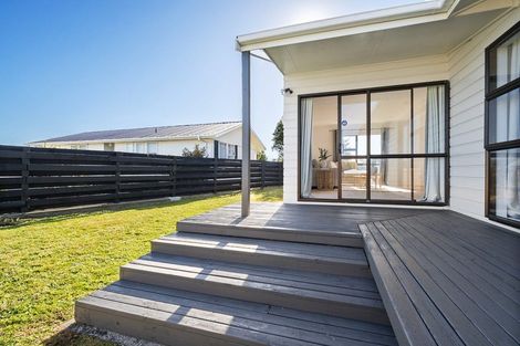 Photo of property in 18 Suzanne Grove, Kelvin Grove, Palmerston North, 4414