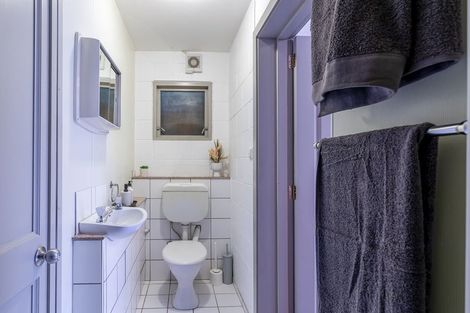 Photo of property in 2 Kauri Point Road, Laingholm, Auckland, 0604