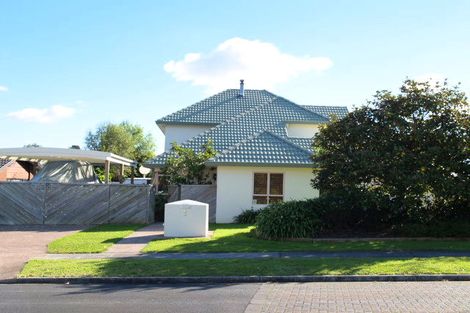 Photo of property in 1 Jan Higgins Place, Golflands, Auckland, 2013