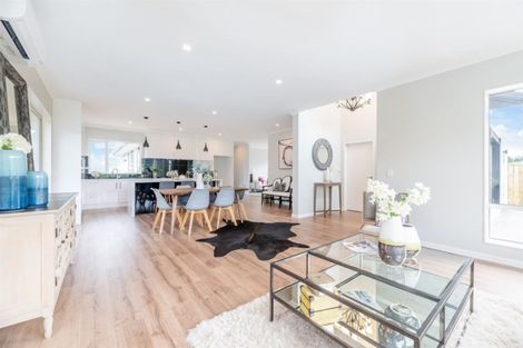 Photo of property in 17 Boocock Crescent, Orewa, 0931