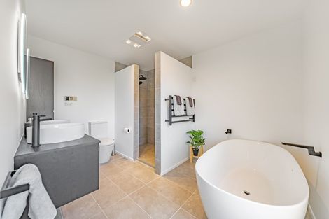 Photo of property in 75 Mount Marua Way, Timberlea, Upper Hutt, 5018