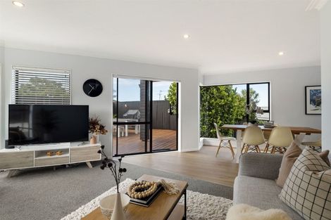 Photo of property in 2/10 Knights Road, Rothesay Bay, Auckland, 0630