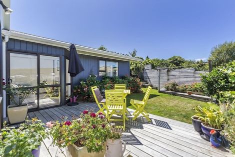 Photo of property in 14 Romney Square, Tawa, Wellington, 5028