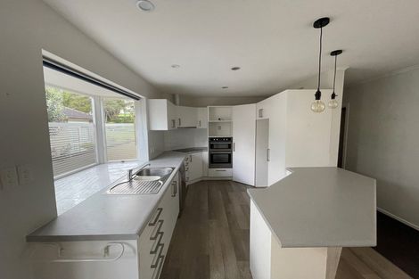 Photo of property in 90 Cliff View Drive, Green Bay, Auckland, 0604