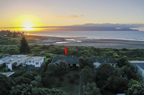 Photo of property in 41 Field Way, Waikanae Beach, Waikanae, 5036