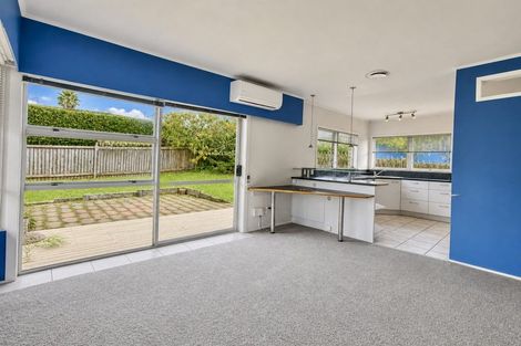 Photo of property in 2/66 Becroft Drive, Forrest Hill, Auckland, 0620