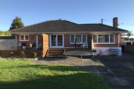 Photo of property in 28 Coles Crescent, Papakura, 2110