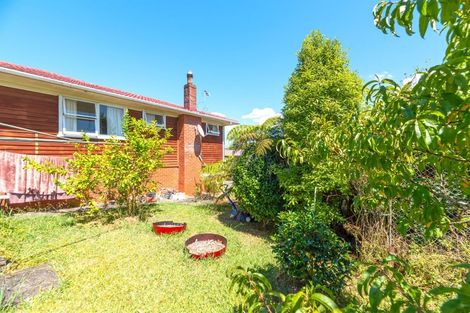 Photo of property in 17 Chilcott Road, Henderson, Auckland, 0612