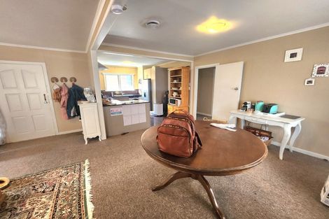 Photo of property in 27 Glenfern Road, Mellons Bay, Auckland, 2014