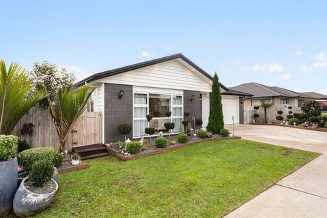 Photo of property in 16 Twin Parks Rise, Papakura, 2110