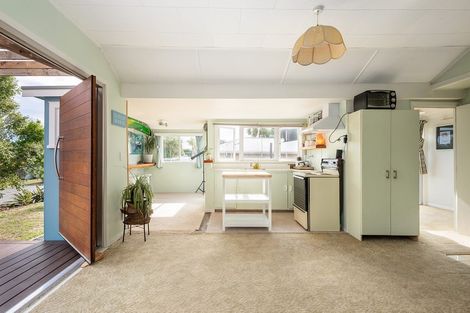 Photo of property in 10 Cross Street, Waikuku Beach, 7473