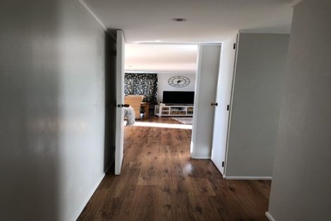 Photo of property in 32 Exeter Place, Unsworth Heights, Auckland, 0632