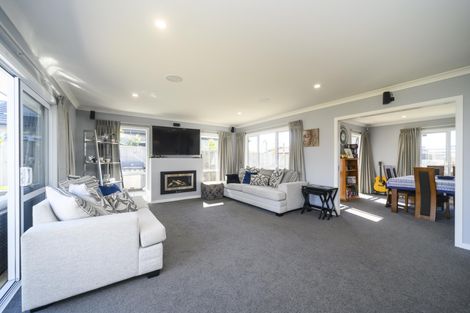 Photo of property in 126 Johnstone Drive, Fitzherbert, Palmerston North, 4410