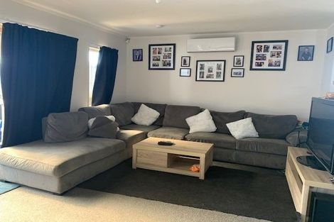 Photo of property in 17 Seaward Place, Wattle Downs, Auckland, 2103