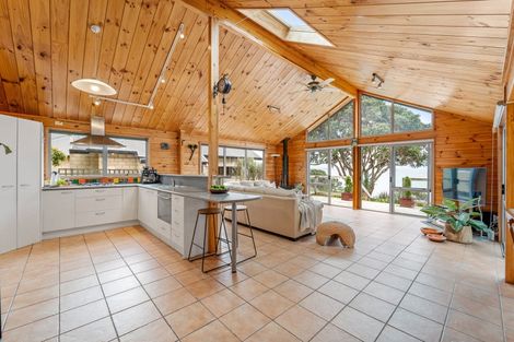 Photo of property in 38 Pacific Parade, Army Bay, Whangaparaoa, 0930