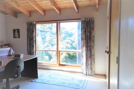 Photo of property in 5 Kekeno Grove, Tirohanga, Lower Hutt, 5010