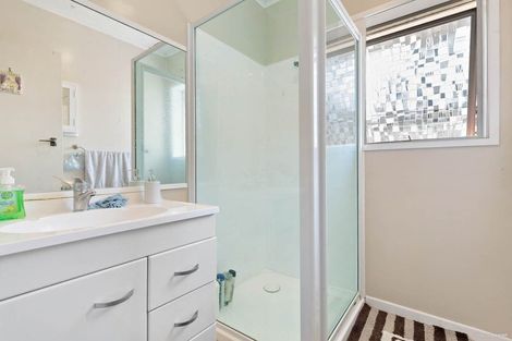 Photo of property in 2/10 Kapiti Place, Sunnynook, Auckland, 0620