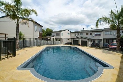 Photo of property in 3/6 Nimstedt Avenue, Oteha, Auckland, 0632