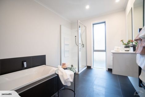 Photo of property in 5 Mediterranean Grove, Fitzherbert, Palmerston North, 4410