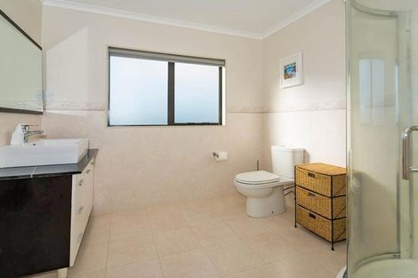 Photo of property in 2/18 Limmer Place, Browns Bay, Auckland, 0632