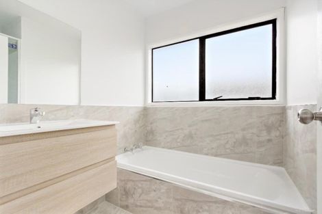 Photo of property in 1/73 Etherton Drive, Weymouth, Auckland, 2103