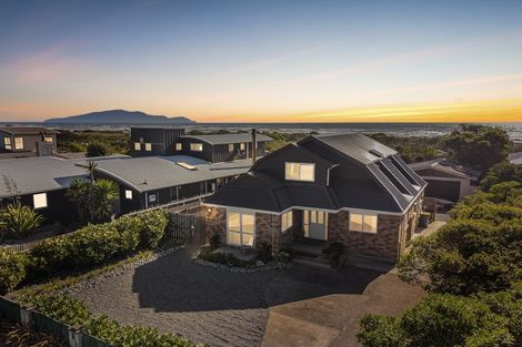 Photo of property in 11 Rodney Avenue, Te Horo Beach, Otaki, 5581