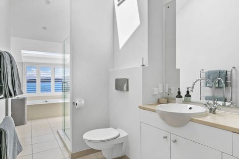 Photo of property in 5 Curnow Way, Kaiwharawhara, Wellington, 6035