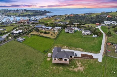 Photo of property in 38 Roberts Road, Matakatia, Whangaparaoa, 0930