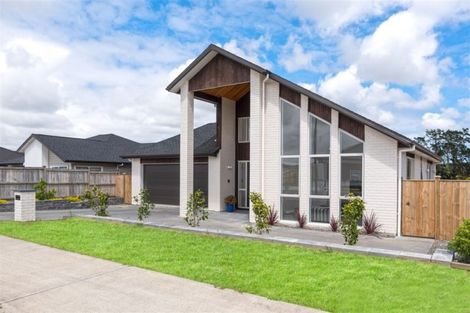 Photo of property in 10 Walter Ruddock Avenue, Kumeu, 0810